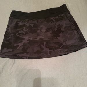 Lululemon black camo skirt. 10 tall.